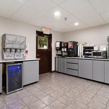 Microtel Inn And Suites Manistee Extérieur photo