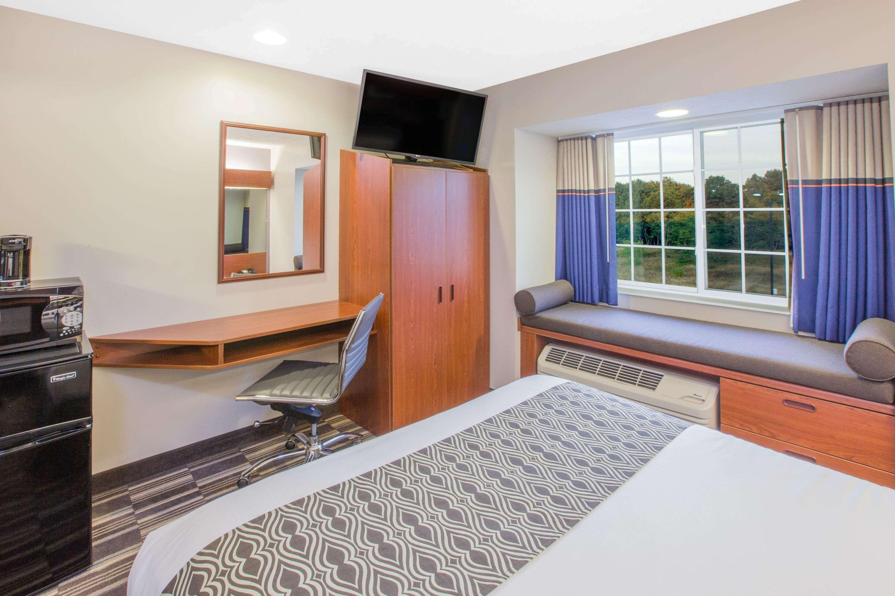 Microtel Inn And Suites Manistee Extérieur photo