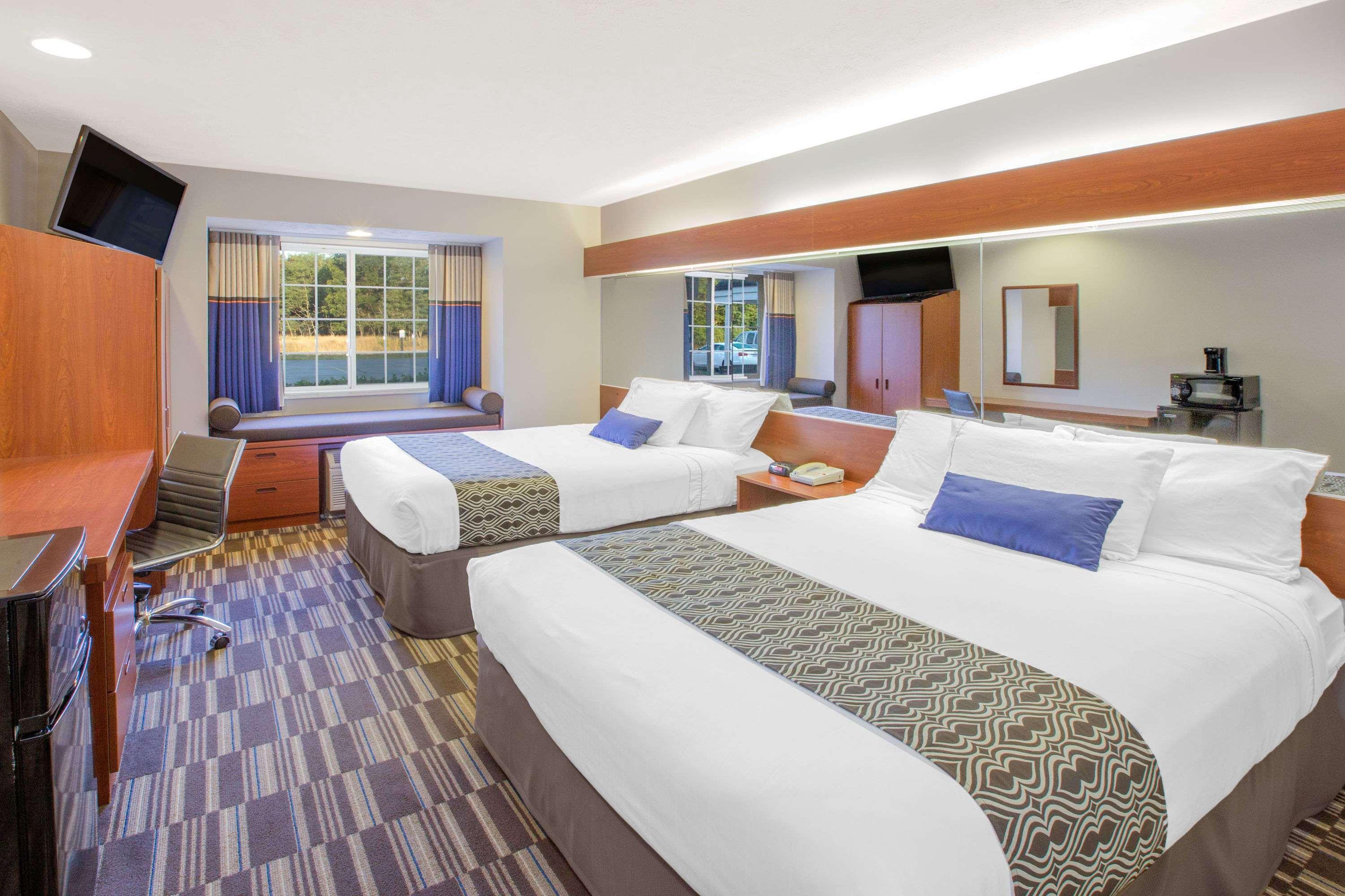 Microtel Inn And Suites Manistee Extérieur photo