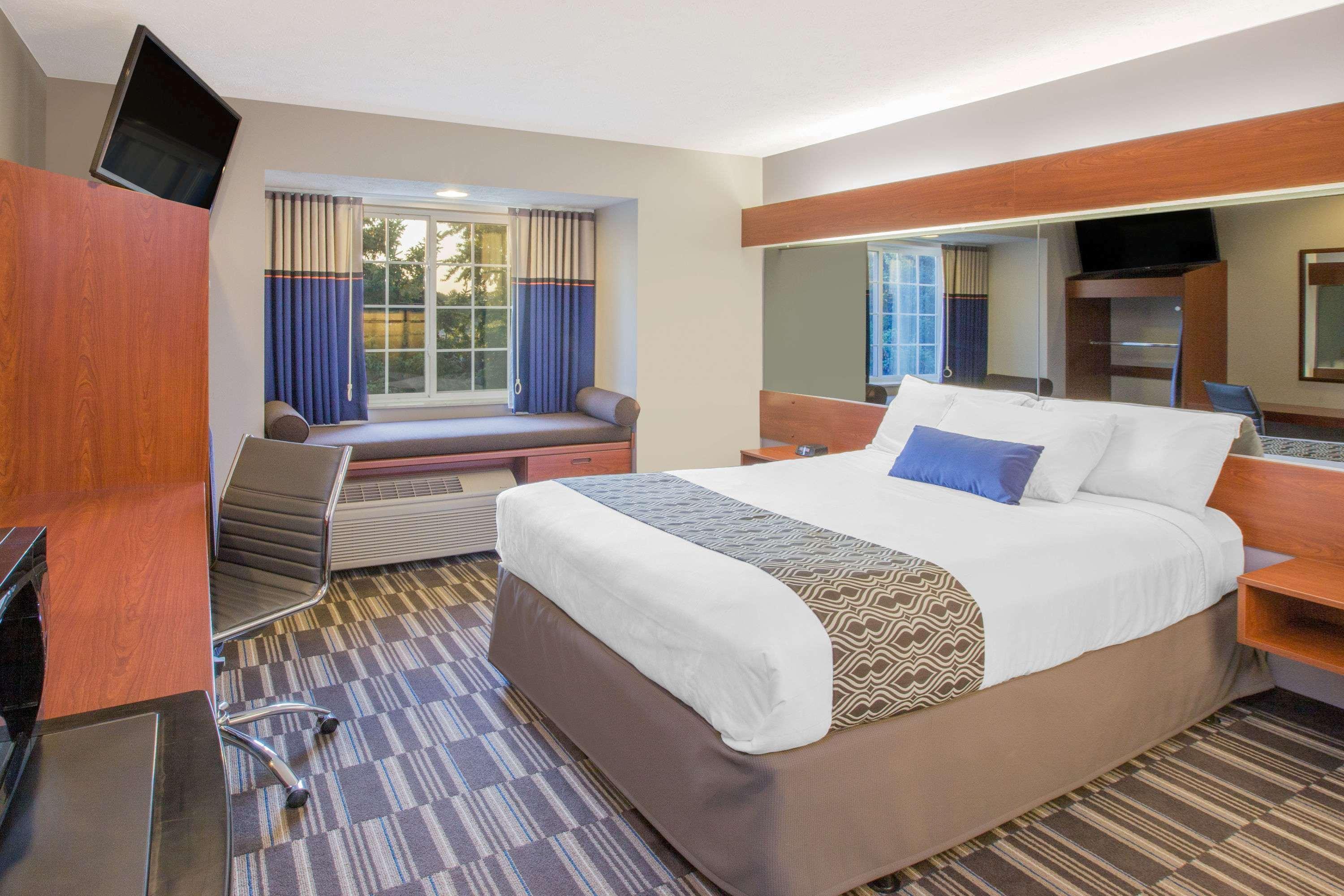 Microtel Inn And Suites Manistee Extérieur photo