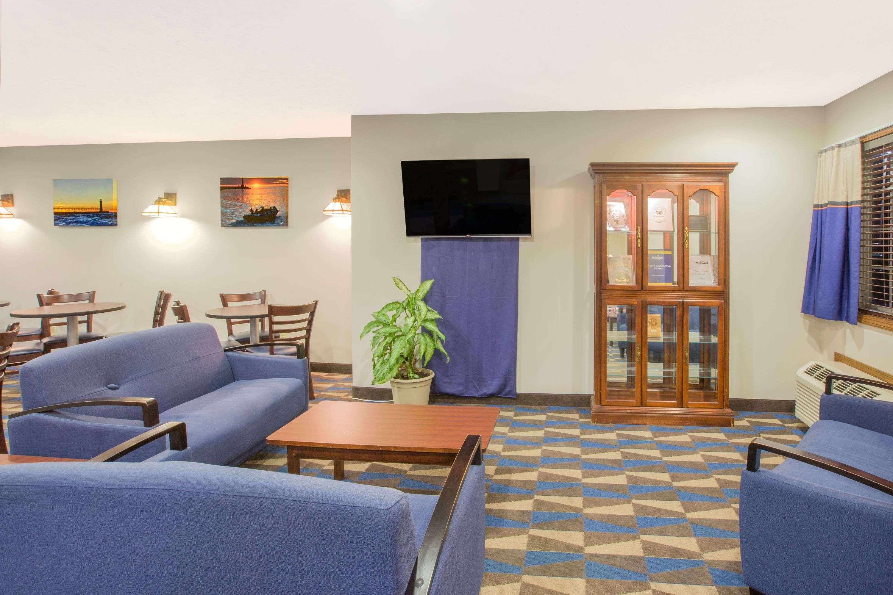 Microtel Inn And Suites Manistee Extérieur photo