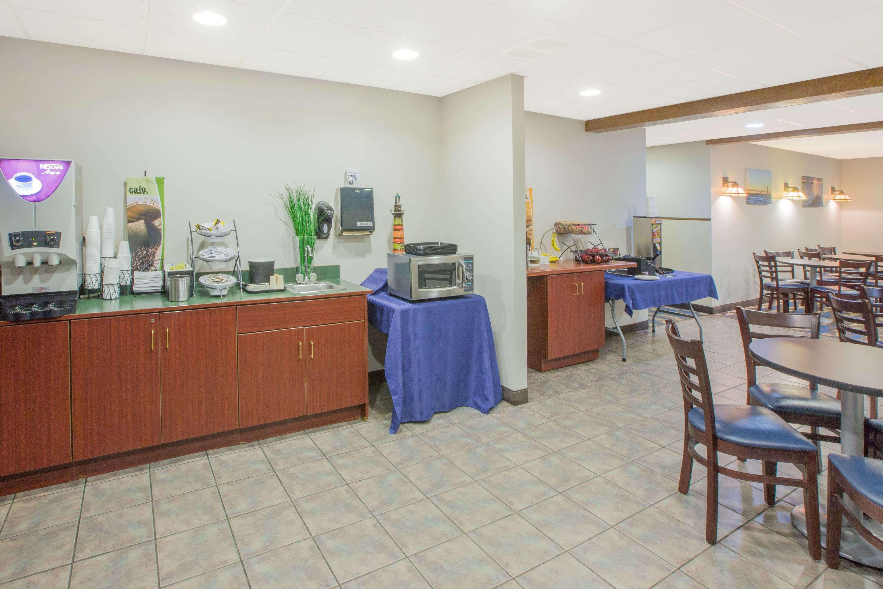 Microtel Inn And Suites Manistee Extérieur photo