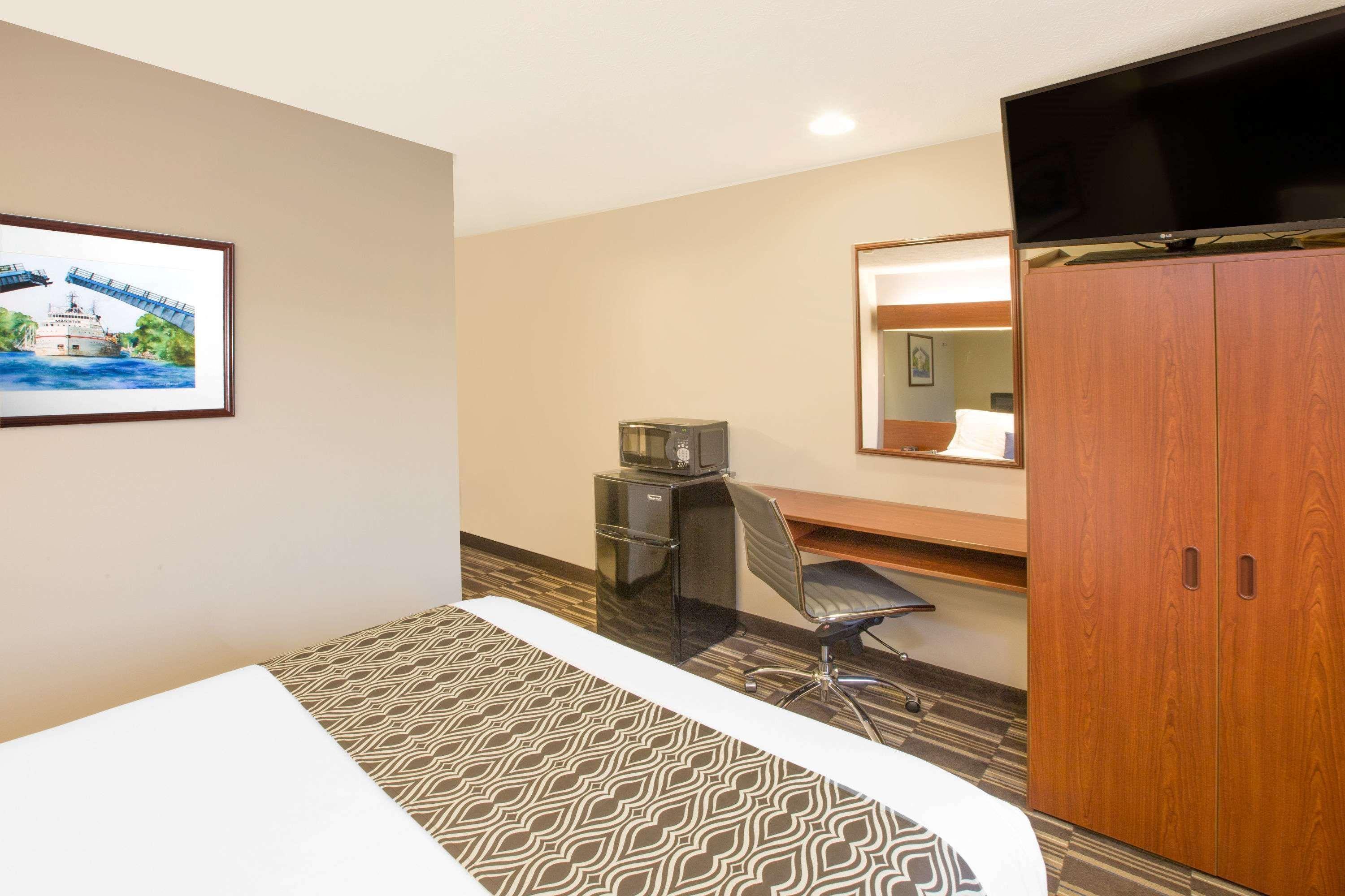 Microtel Inn And Suites Manistee Extérieur photo