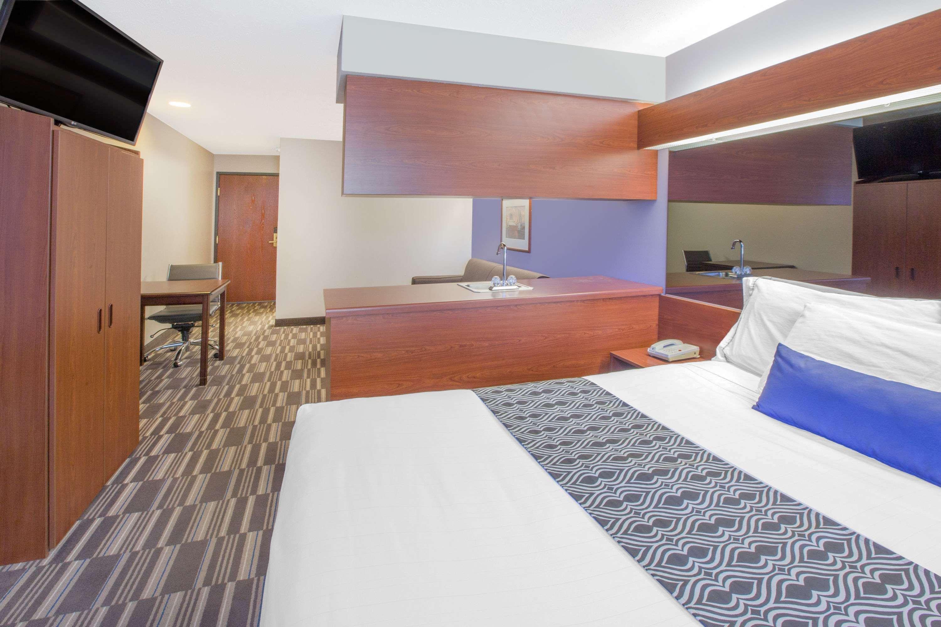 Microtel Inn And Suites Manistee Extérieur photo