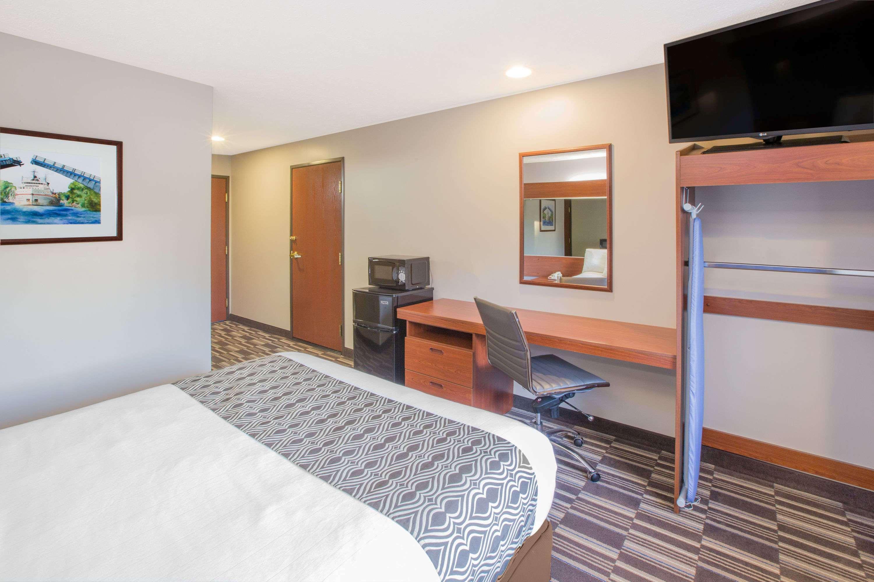 Microtel Inn And Suites Manistee Extérieur photo