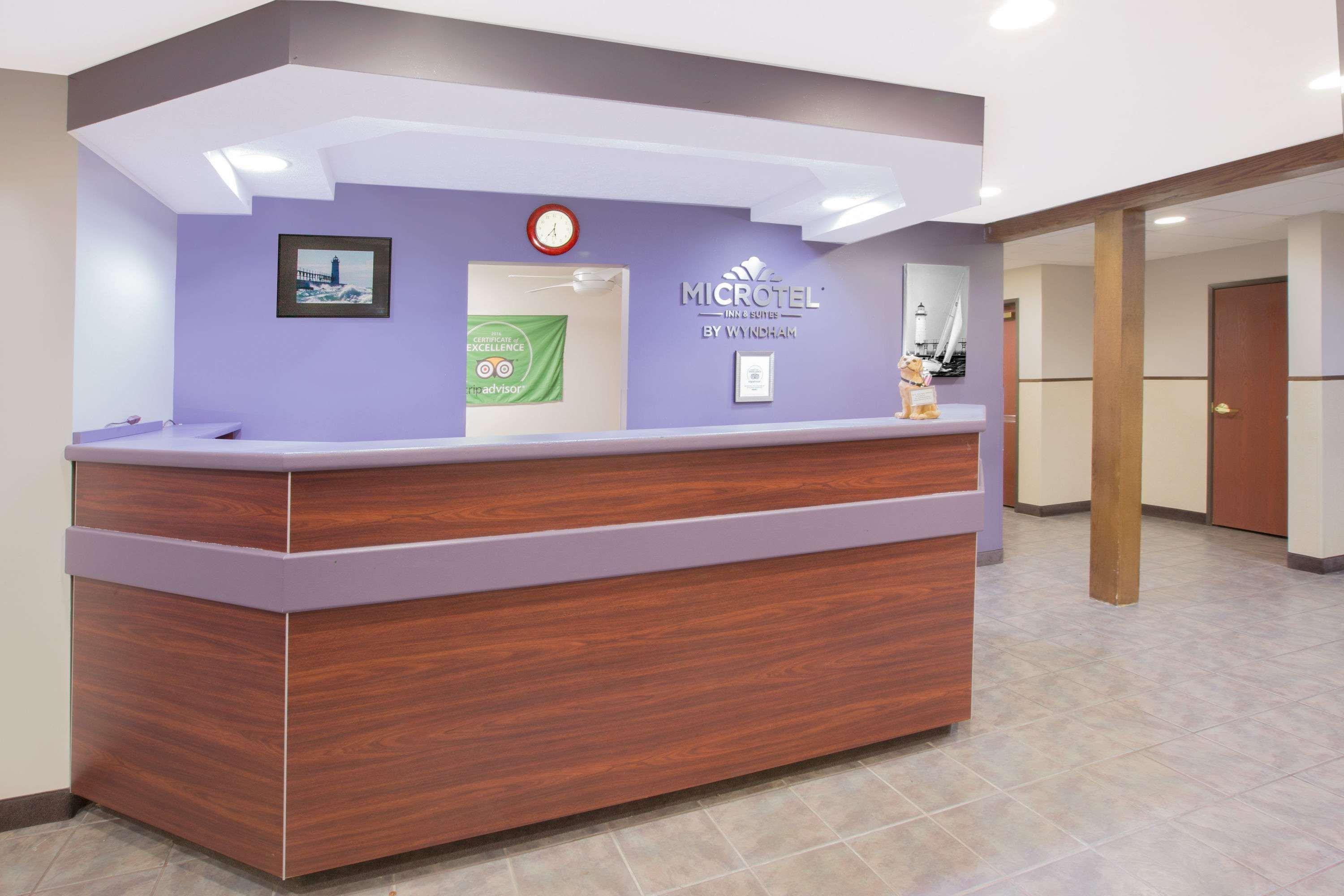Microtel Inn And Suites Manistee Extérieur photo
