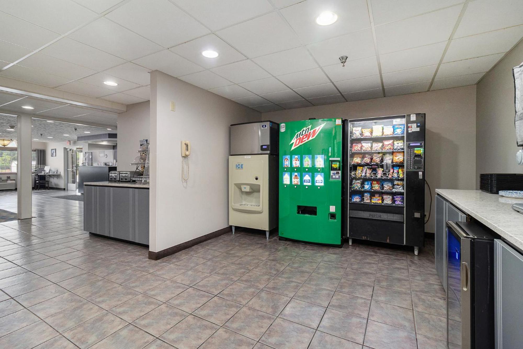 Microtel Inn And Suites Manistee Extérieur photo