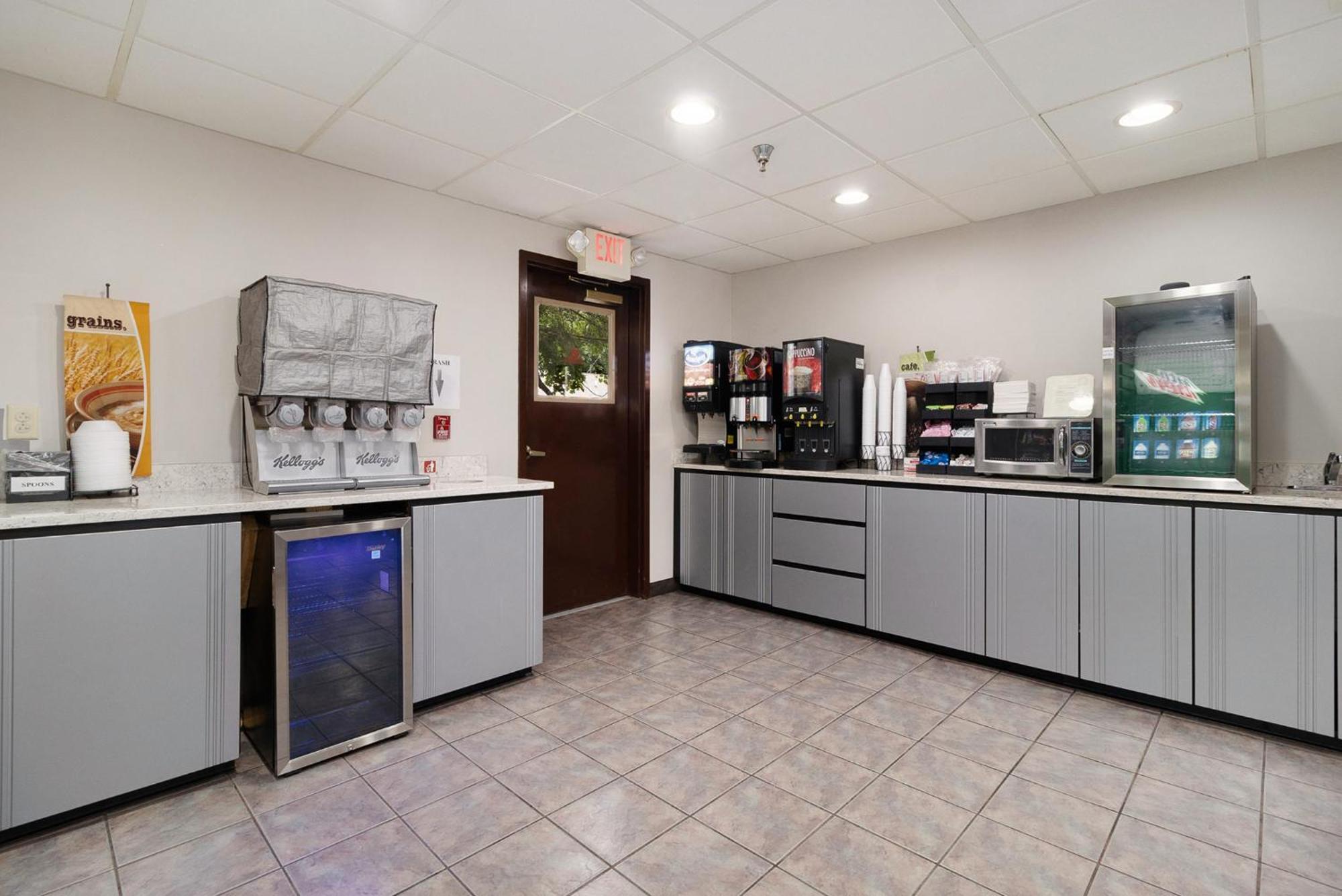 Microtel Inn And Suites Manistee Extérieur photo