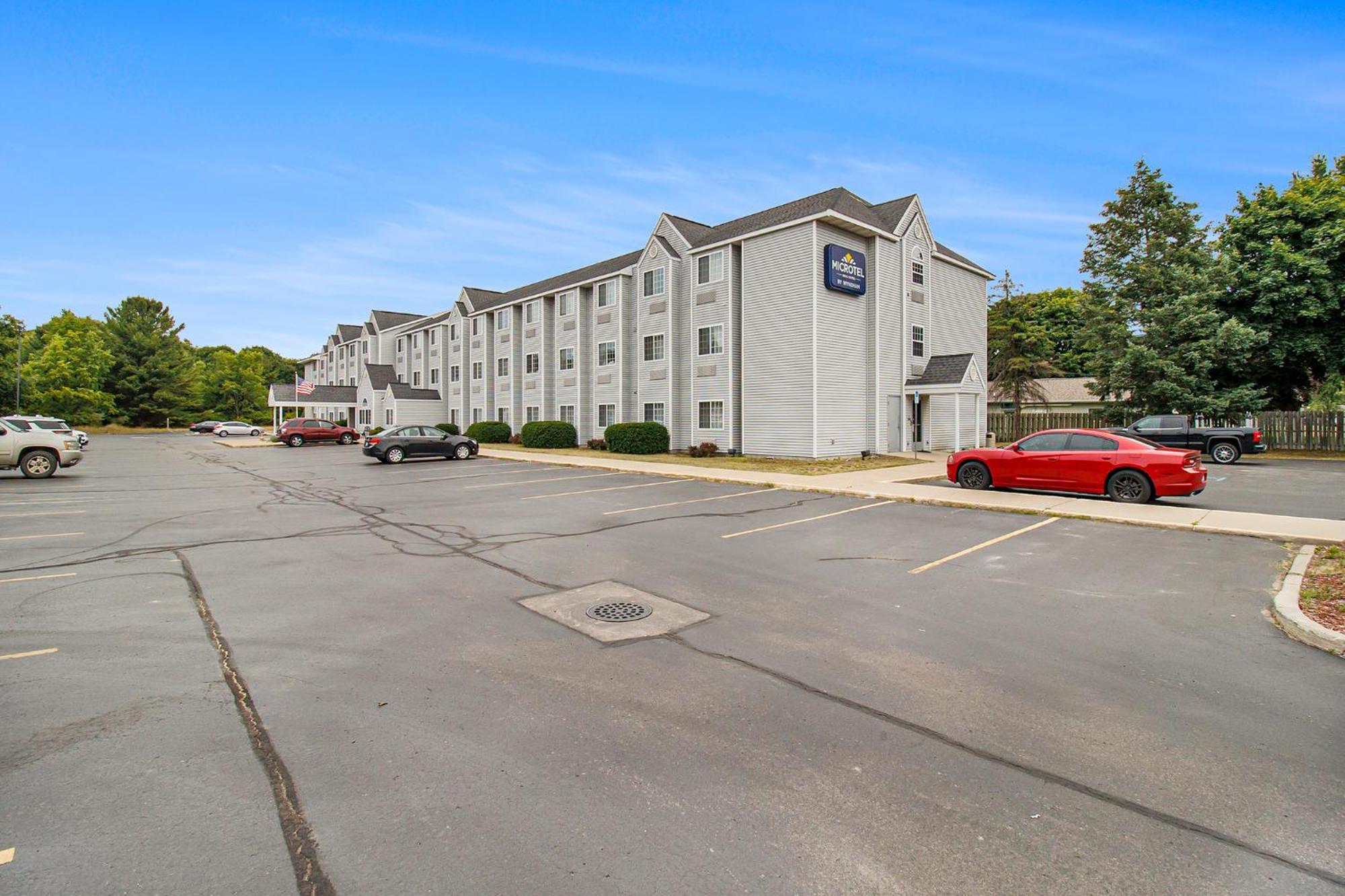 Microtel Inn And Suites Manistee Extérieur photo