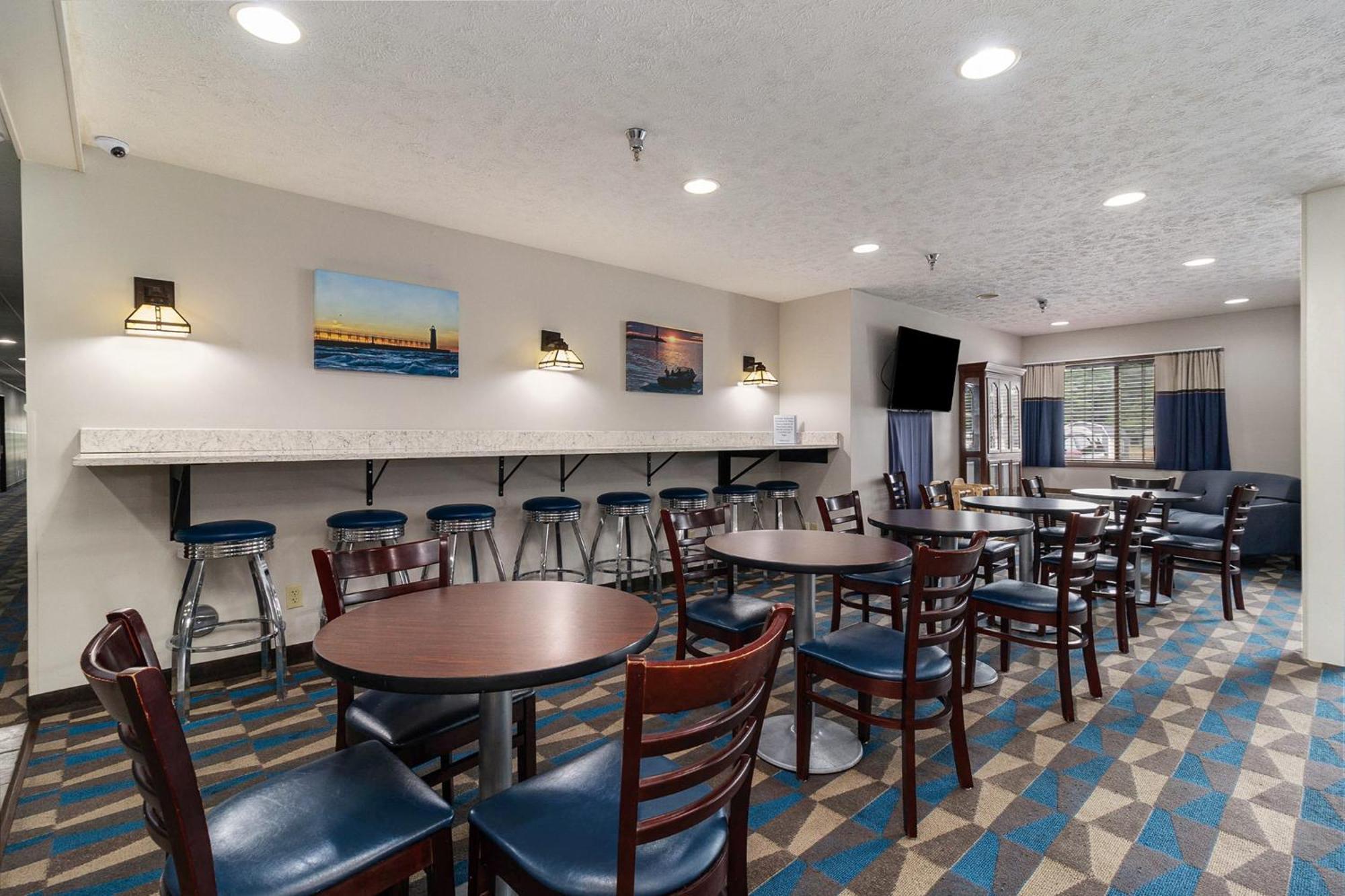 Microtel Inn And Suites Manistee Extérieur photo
