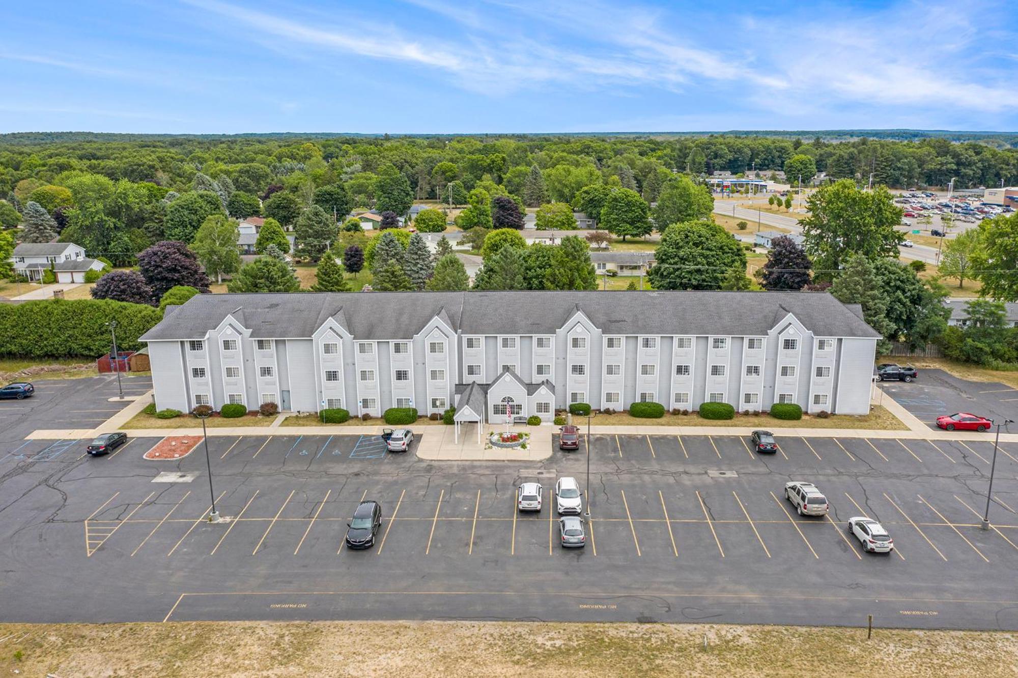 Microtel Inn And Suites Manistee Extérieur photo