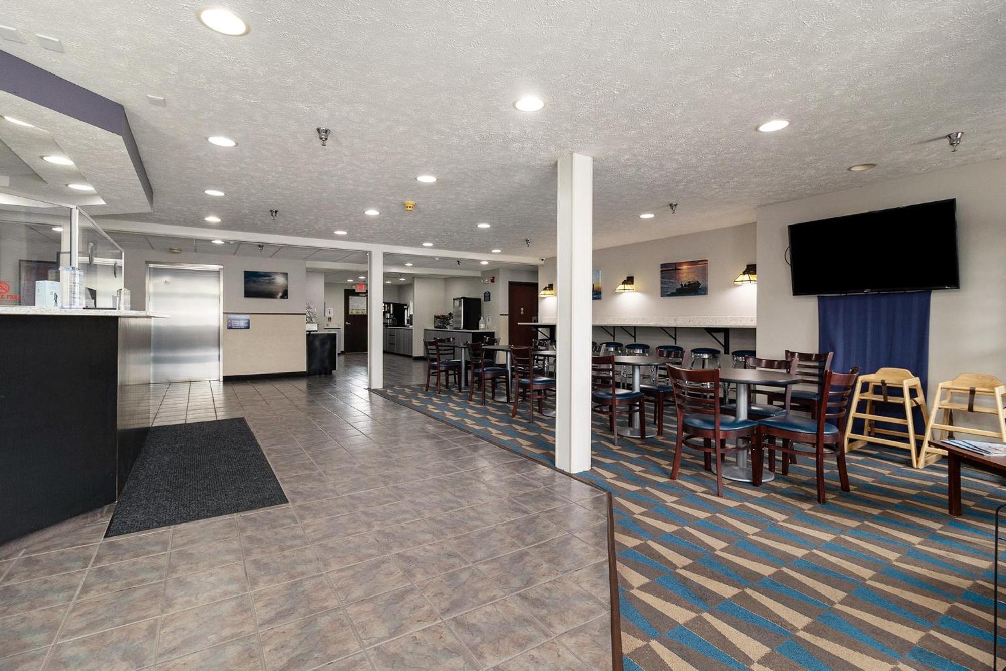 Microtel Inn And Suites Manistee Extérieur photo