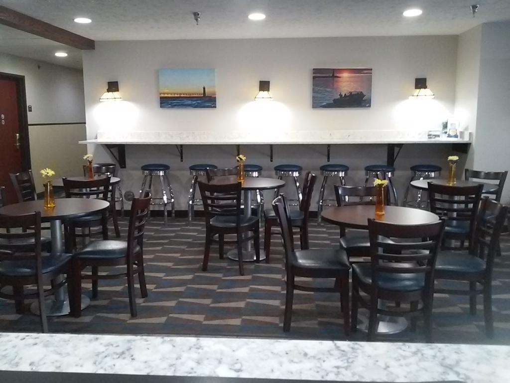 Microtel Inn And Suites Manistee Extérieur photo