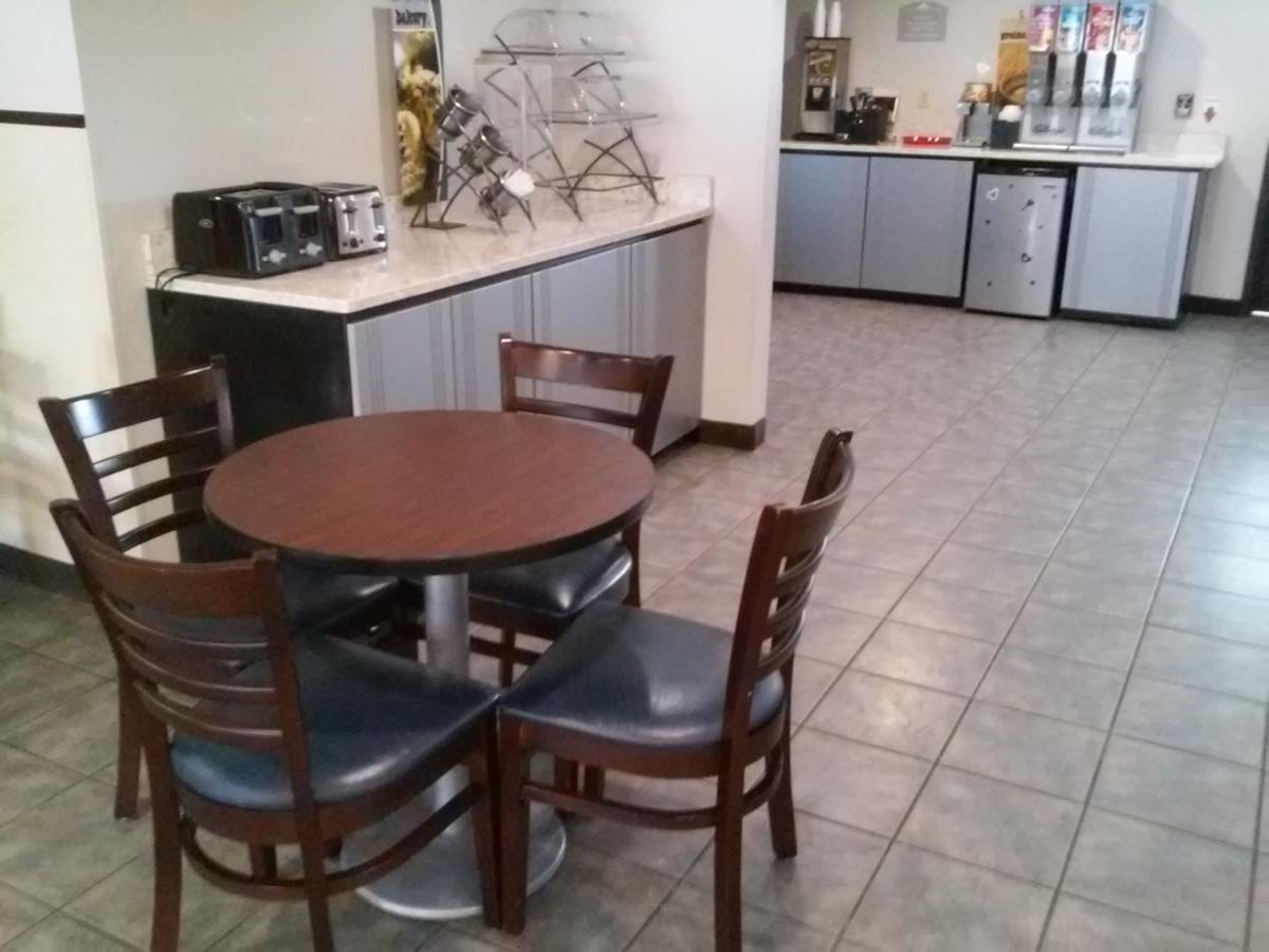Microtel Inn And Suites Manistee Extérieur photo