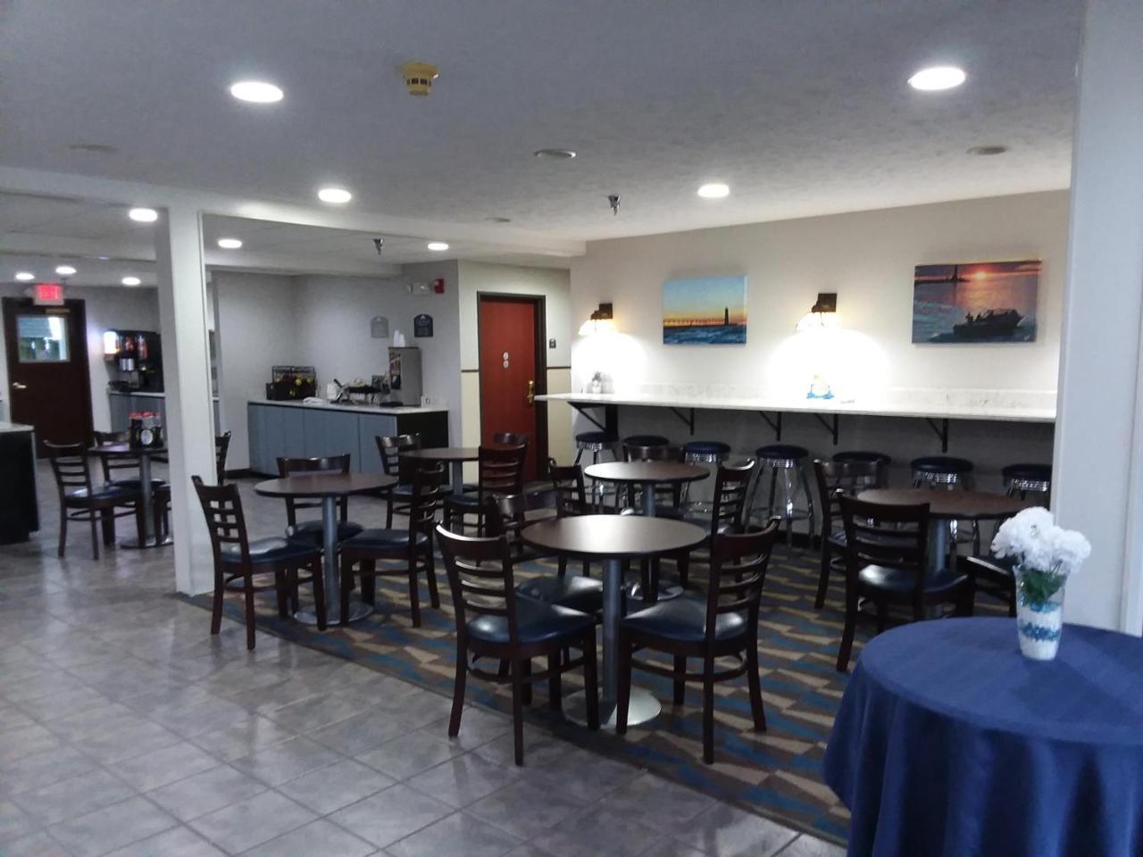 Microtel Inn And Suites Manistee Extérieur photo